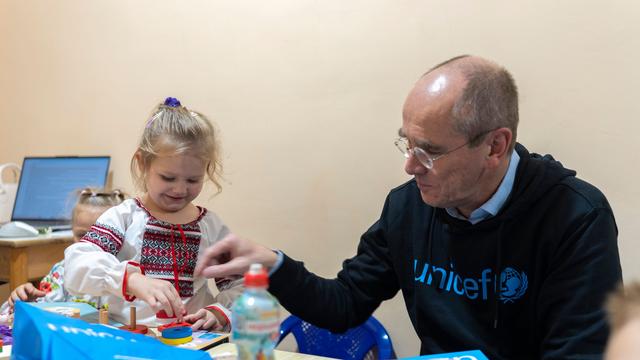 Unicef opozarja: Mnogi ukrajinski otroci poznajo le življenje v zakloniščih