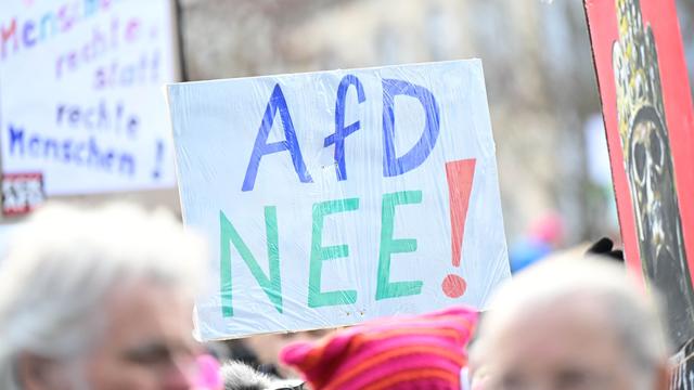 Landtagswahl: 400 Menschen protestieren gegen AfD-Parteitag