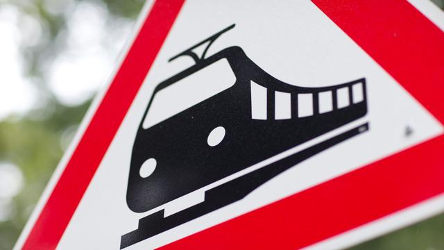 Unfälle: Autofahrer verursacht Kollision mit Zug und flüchtet