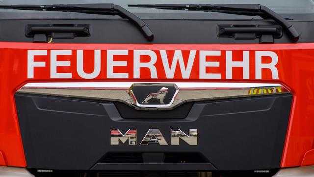 Brände: Feuer an Mülltonnen-Verschlag beschädigt auch Dachstuhl