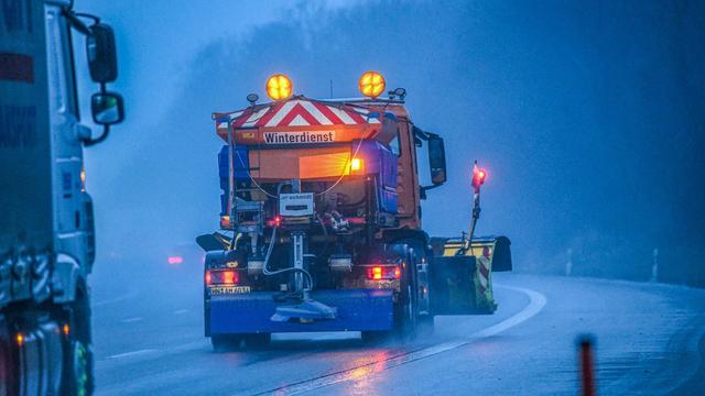 Verkehrsbehinderungen: Glatteisunfälle auf A7 gehen glimpflich aus