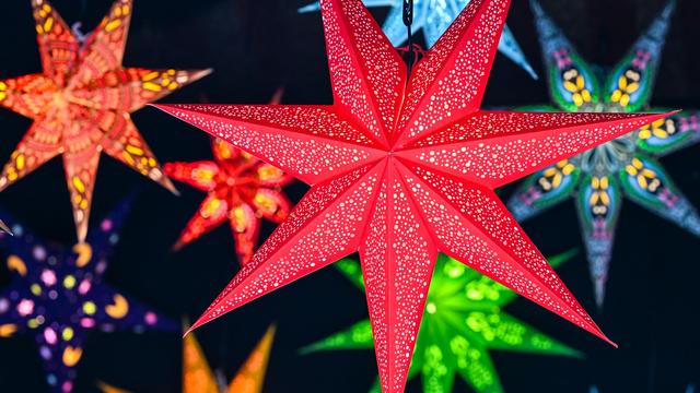 Berlinski božični sejmi ponujajo glühwein, luči in laserski šov