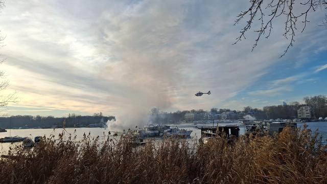 Brände: Hausboot brennt auf der Spree - Hubschrauber im Einsatz