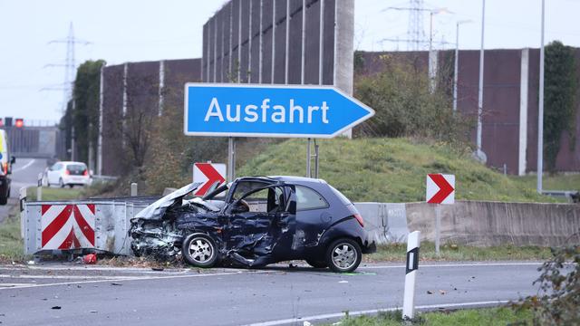 Köln-Dellbrück: Kleinwagen kracht auf A3 in Lkw - Autofahrer schwer verletzt