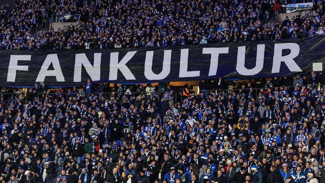Fußball-Bundesliga: Proteste, Plakate, Pyro: Feurige Debatte um die Fan-Kultur