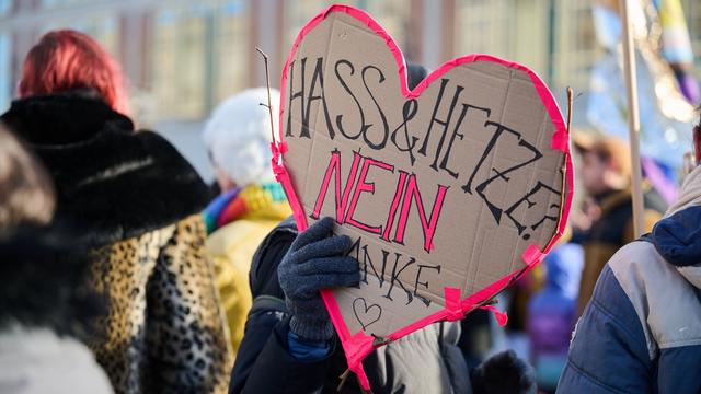 Kundgebung: Proteste und Zuspruch zu Dragqueen-Lesung im Humboldt Forum