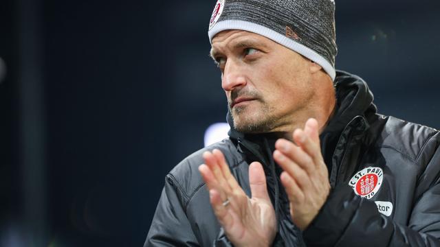 Fußball-Bundesliga: St. Pauli hält nach Niederlagenserie an Trainer Blessin fest