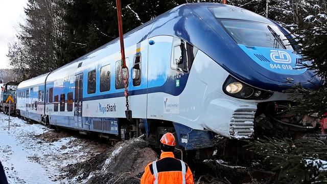 Zugunfall: Zugführer übersieht Rot-Signal - Triebwagen landet im Sand