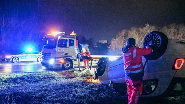 Unfall: Auto überschlägt sich auf glatter Straße und landet auf Dach