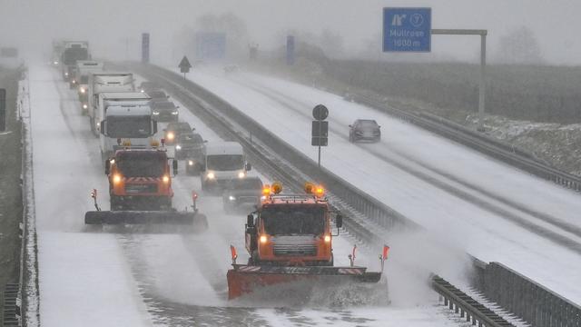 Glätte: Glätte in Mittelfranken: Lkw rutscht in Graben – A9 gesperrt