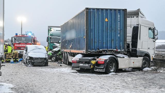 Winter und Verkehr: Tote und Verletzte bei Schnee und Eis auf Bayerns Straßen