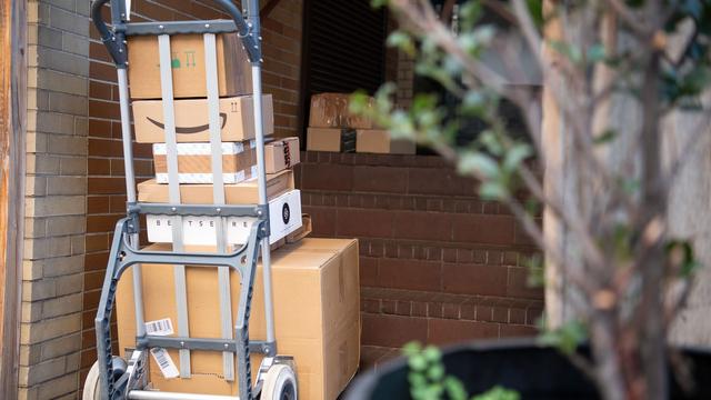 Online-Handel: Kasse verweist anlässlich Rabatten auf Zusteller-Krankentage