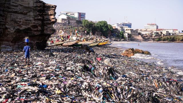 Kritik an Fast Fashion: Umweltschützer verschenken Kleidung von der Müllhalde