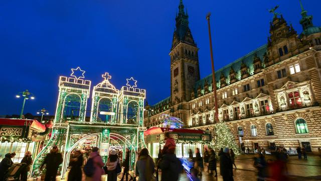 Brauchtum: Weihnachtsmarkt auf Hamburger Rathausmarkt ist eröffnet
