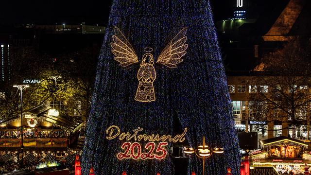 Alle Jahre wieder: XXL-Weihnachtsbaum in Dortmund leuchtet