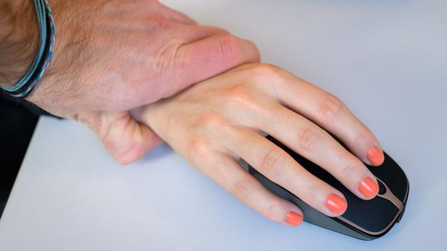 Delavska zbornica opozarja na nezadostno zaščito pred spolnim nadlegovanjem na delovnem mestu