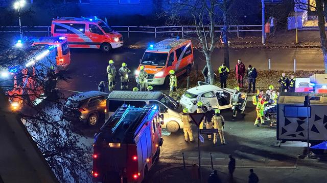 Unfälle: Feuerwehr befreit nach Unfall in Moabit Beifahrer aus Auto