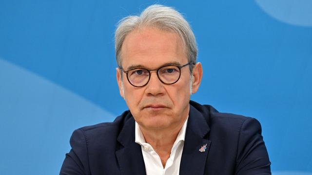 Strategie der Nadelstiche: Minister will gegen rechtsextreme Lagerverkäufe vorgehen