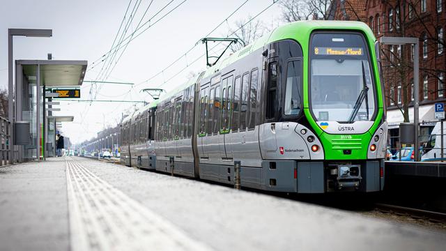 Unfälle: Straßenbahn erfasst Fußgängerin in Hannover