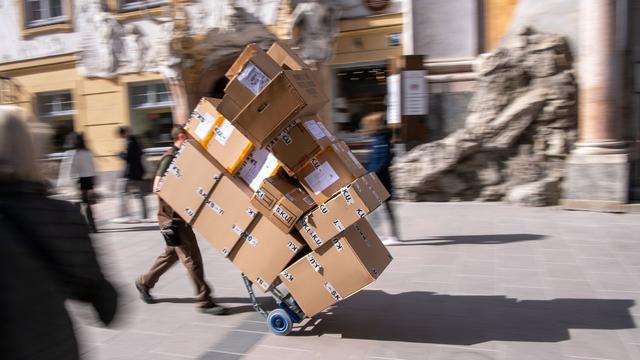 Paketzustellung: Umfrage: Paketboten müssen noch mehr schuften als zuvor