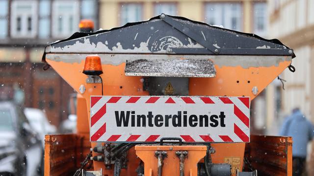 Verkehrsbehinderungen: Unfall mit Winterdienstfahrzeug legt Verkehr lahm