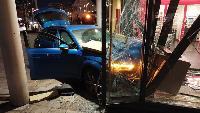Unfall: Senior durchbricht mit Auto Scheibe einer Bankfiliale