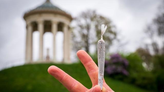Gesellschaft: Gericht kippt Bayerns Kiff-Verbot im Englischen Garten