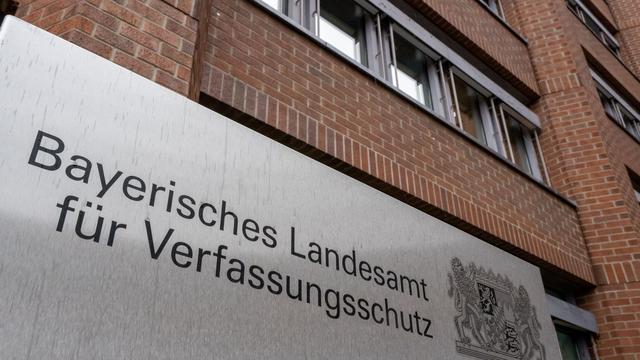 75 Jahre Verfassungsschutz: Herrmann will mehr Befugnisse für Bayerns Verfassungsschutz