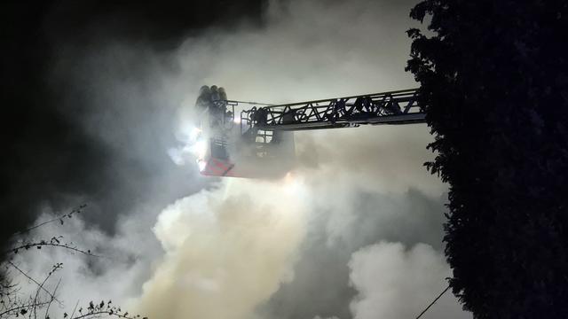Gefährlicher Einsatz: Nach Brand und Explosionen – Reihenhaus in Köln gelöscht
