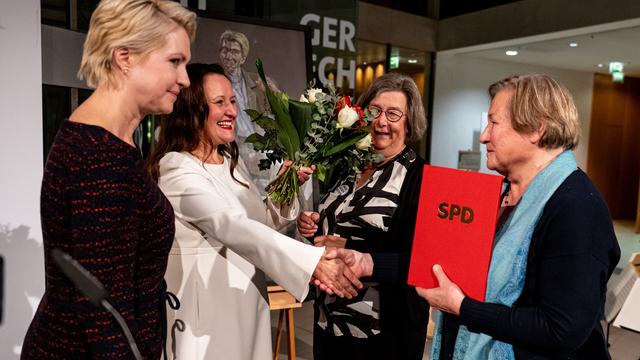 SPD nagradila tri projekte v Brandenburgu, na Bavarskem in Saškem s priznanjem Regine Hildebrandt