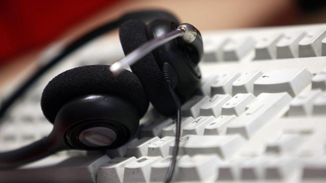 Computer am Telefon: SZ: KI soll 1500 Mitarbeiter bei Allianz Partners ersetzen