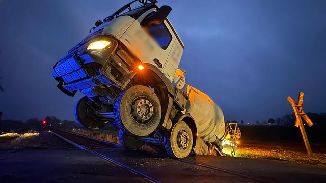Unfall beim Rangieren: Betonmischer rutscht in Graben – Bahnstrecke blockiert