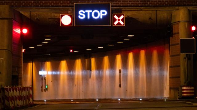 Verkehr: Elbtunnelröhre nach Unfall-Sperrung wieder frei
