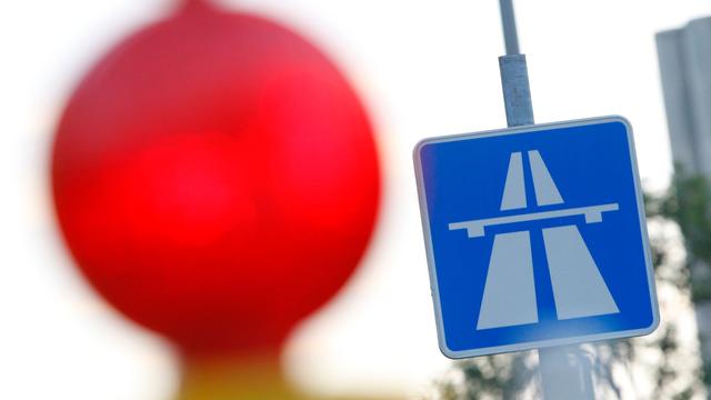 Unfall: Gullydeckel beschädigt zwei Lastwagen auf der Autobahn 9