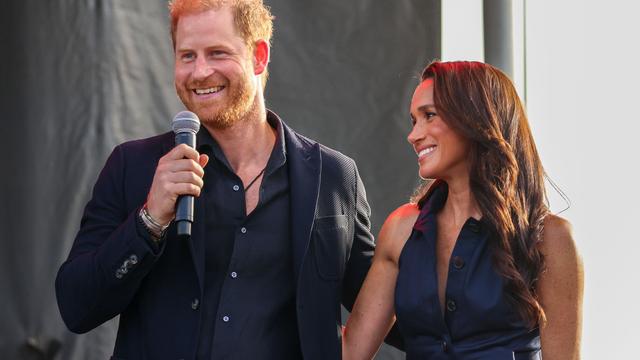 Leute: Harry, Meghan und ihre Kinder helfen in Gemeinschaftsküche