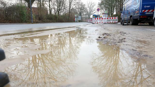 Wasserrohrbruch: Wasserrohrbruch unterspült Straße - Grundschule fällt aus