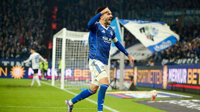 2. Bundesliga: 2:1 gegen Paderborn: Schalke ist Tabellenführer