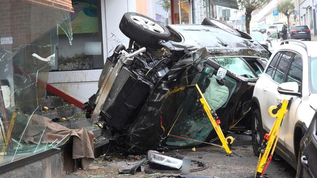 Unfall: Auto erfasst Fußgänger - Fahrer im Krankenhaus