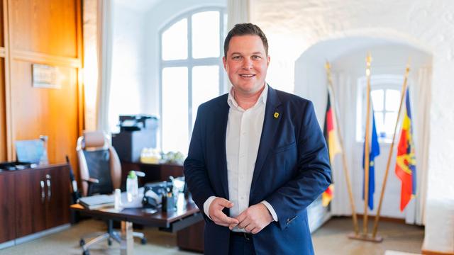 Junger Politiker: Die Wahl wollte keiner: Emotionaler Start für jungen Landrat