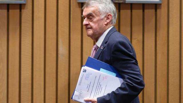 Von Polizeikugel getroffen: Ermittler: Schuss auf bewaffnete Zwölfjährige im Treppenhaus