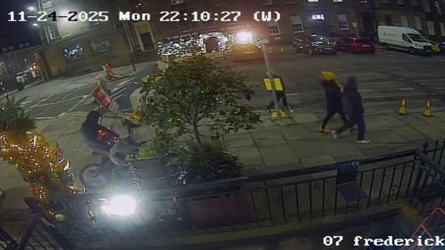 Schottland: Kuriose Tat: Dieb klaut riesigen Nussknacker in Edinburgh