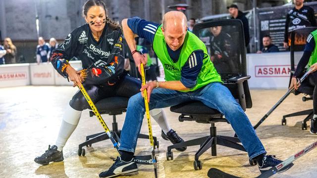 Chair-Hockey: Mit Schläger und Bürostuhl – Eine besondere Meisterschaft