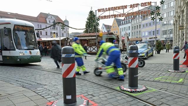 Terrorschutz: Poller werden im Minutentakt neben Weihnachtsmarkt bewegt