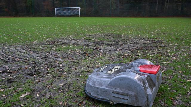 Matsch statt Rasen: Rasenmähroboter dreht nachts durch und verwüstet Fußballfeld