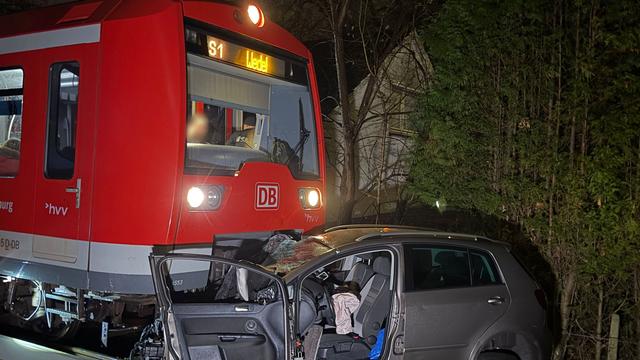 S-Bahn-Unfall: S-Bahn mit 235 Fahrgästen prallt gegen Auto auf Gleis