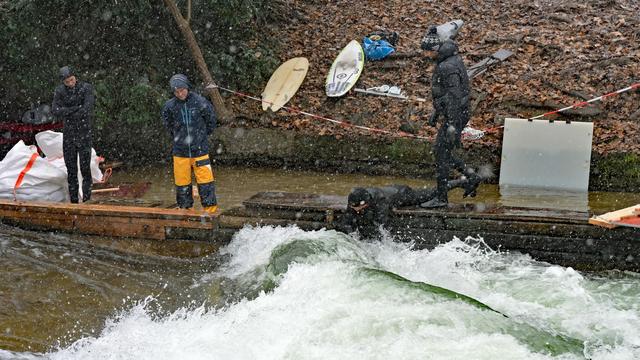 Freizeit: Teilerfolg: Rampe und Kies sollen Eisbachwelle zurückbringen