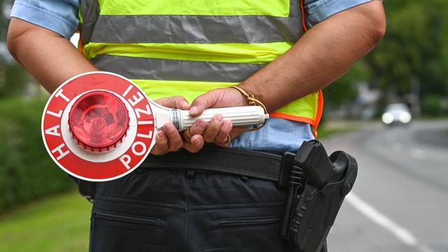 Verkehrskontrolle: Autofahrer mit Handy am Steuer an Kontrolle vorbeigefahren