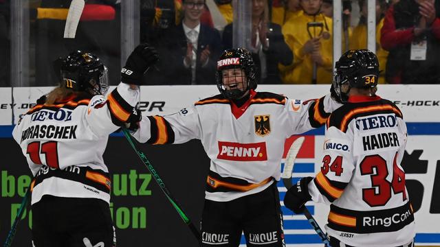 Im April in Bayern: Parallele Eishockey-Länderspiele von Männern und Frauen