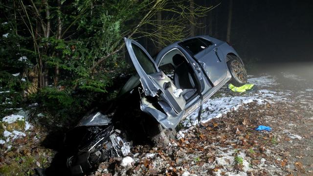 Unfall: Auto kommt von Straße ab und landet im Graben – Fahrer tot