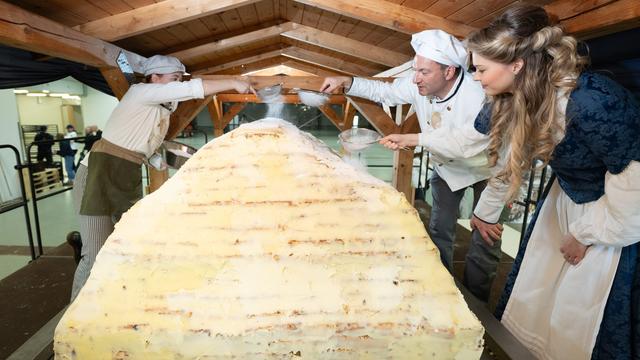 Dresdner Riesenstollen: Dresdner Stollenbäcker setzen XXL-Striezel zusammen